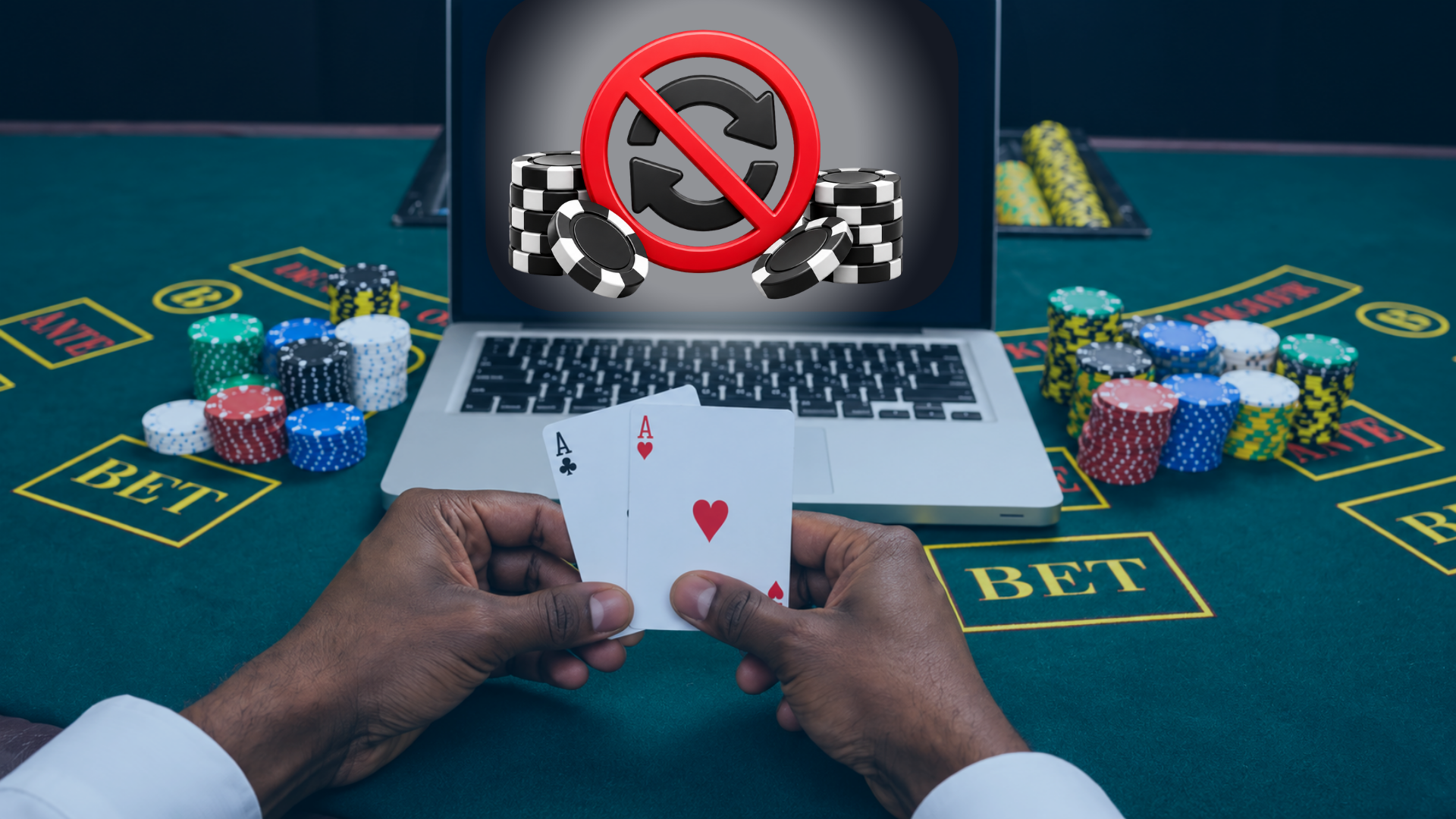 Dator med logga av casino bonus utan omsättningskrav, med spelmarkers och kort på ett spelbord.