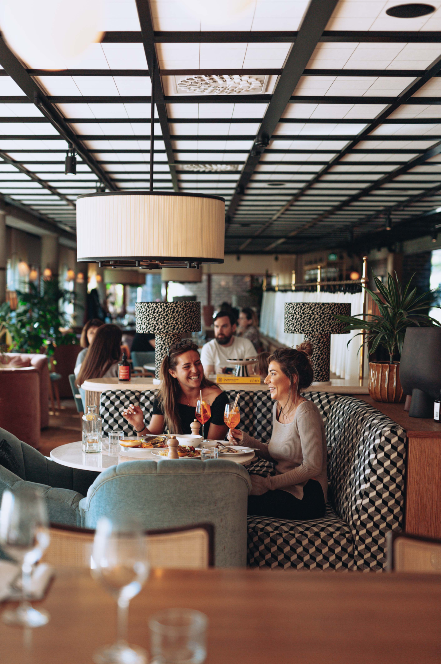 Gäster äter och dricker på Palmers Restaurant på Ellery Beach House i Stockholm.