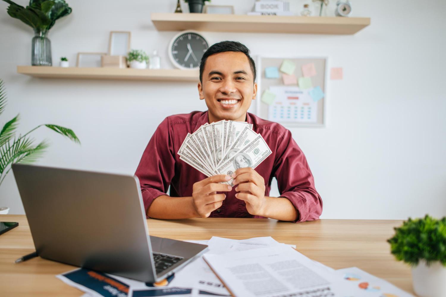 man holding his dropshipping salary