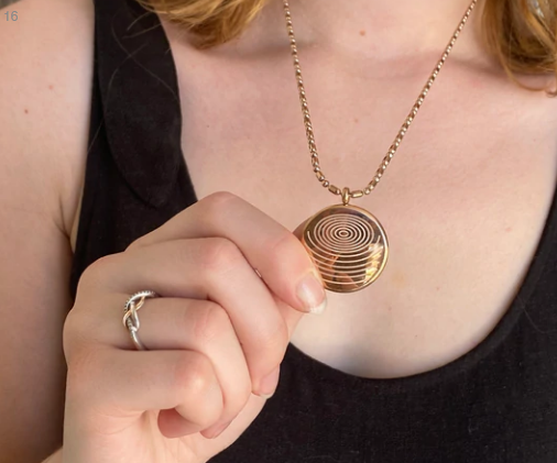 A necklace that blocks and absorbs magnetic field