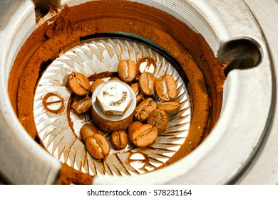 A Burr coffee grinder in action
