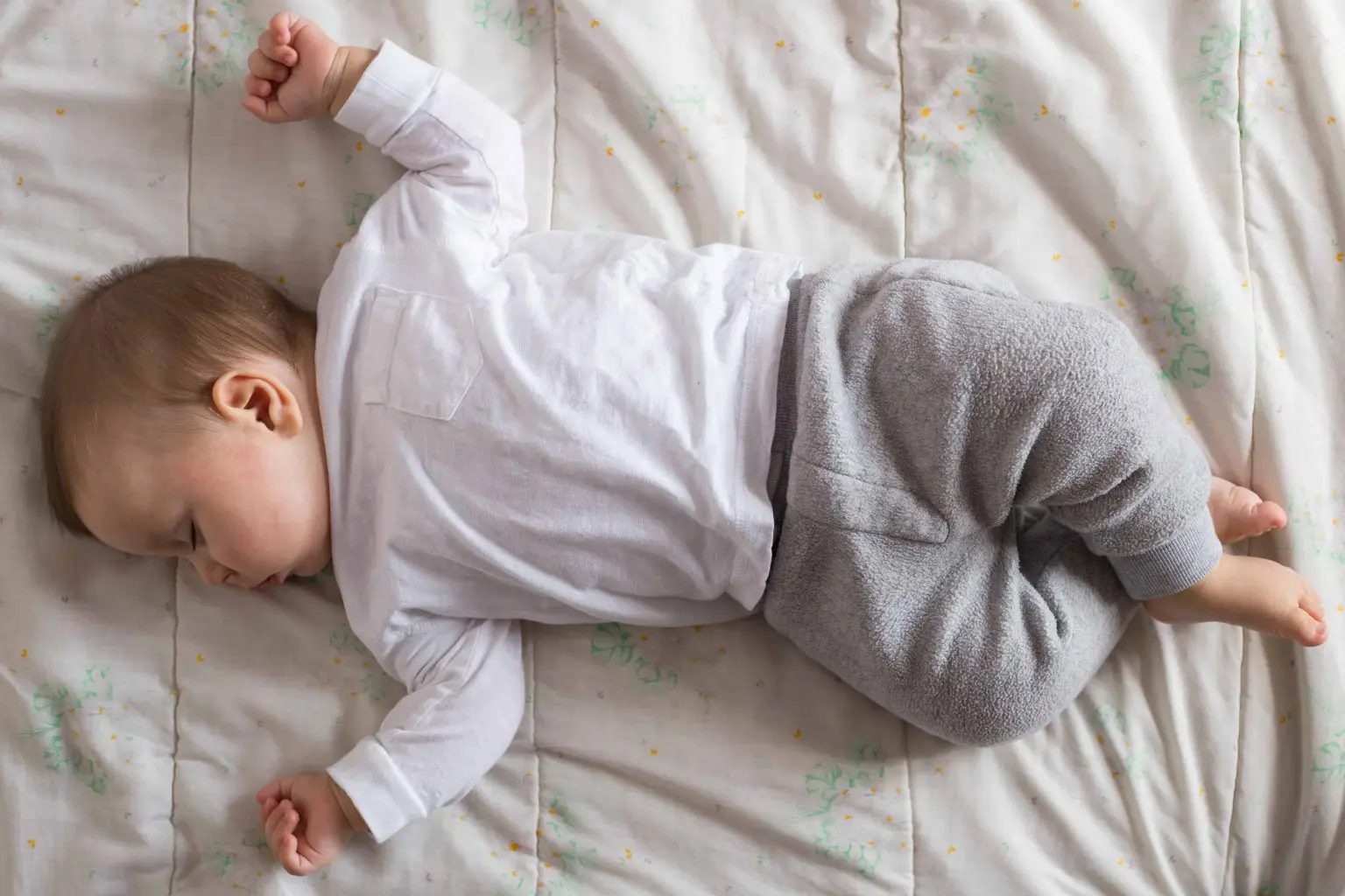 Far dormire il vostro bambino in posizione supina (a pancia in su) è molto importante.