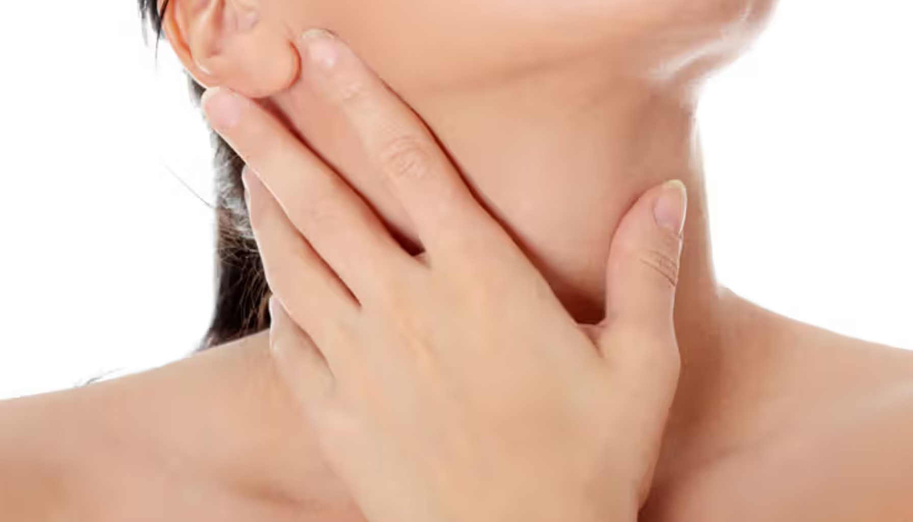 En kvinne holder hånden mot halsen med lett trykk, som om hun opplever ubehag eller smerte i halsområdet.