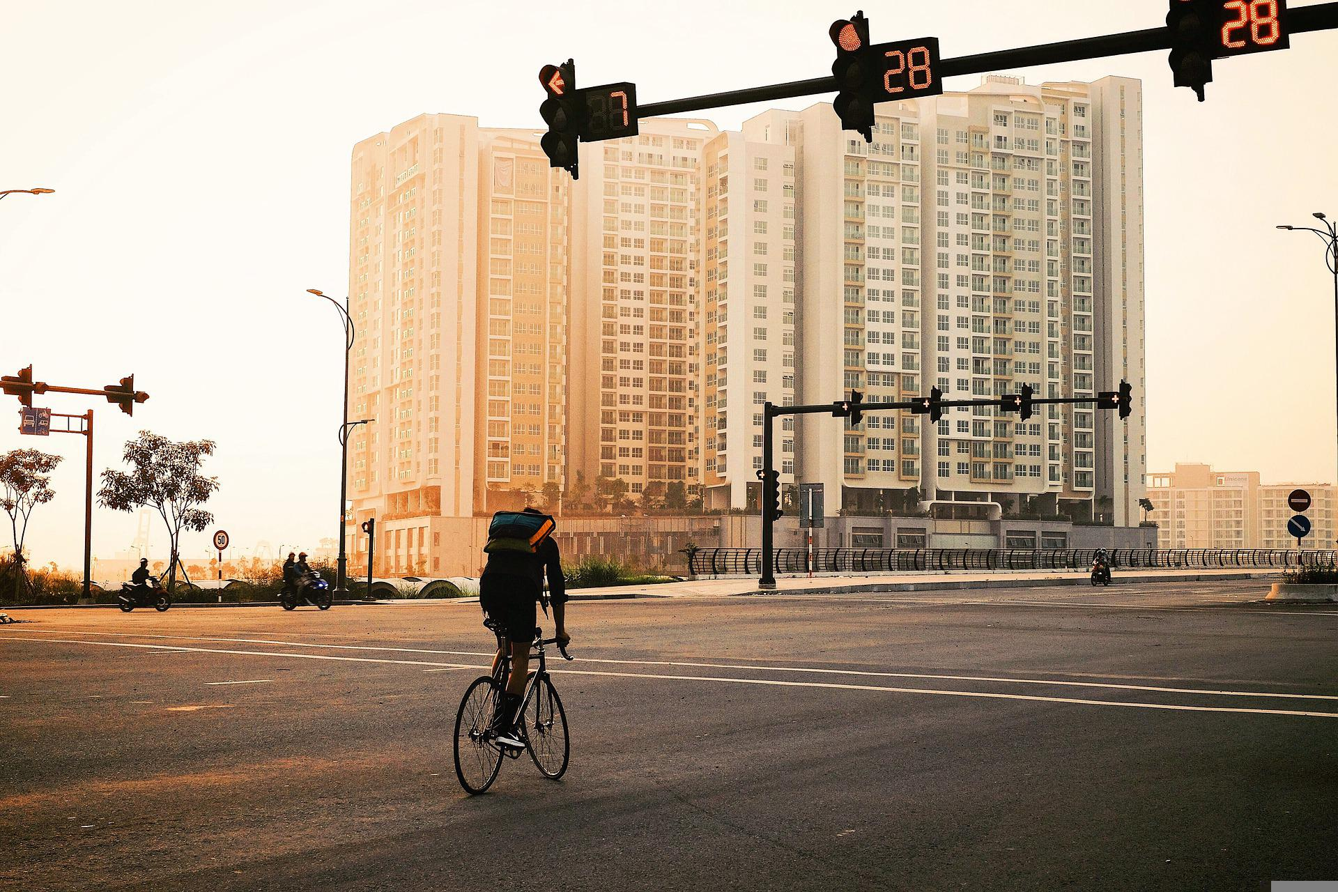 Ciclista num ambiente urbano com a sua bike fixa
