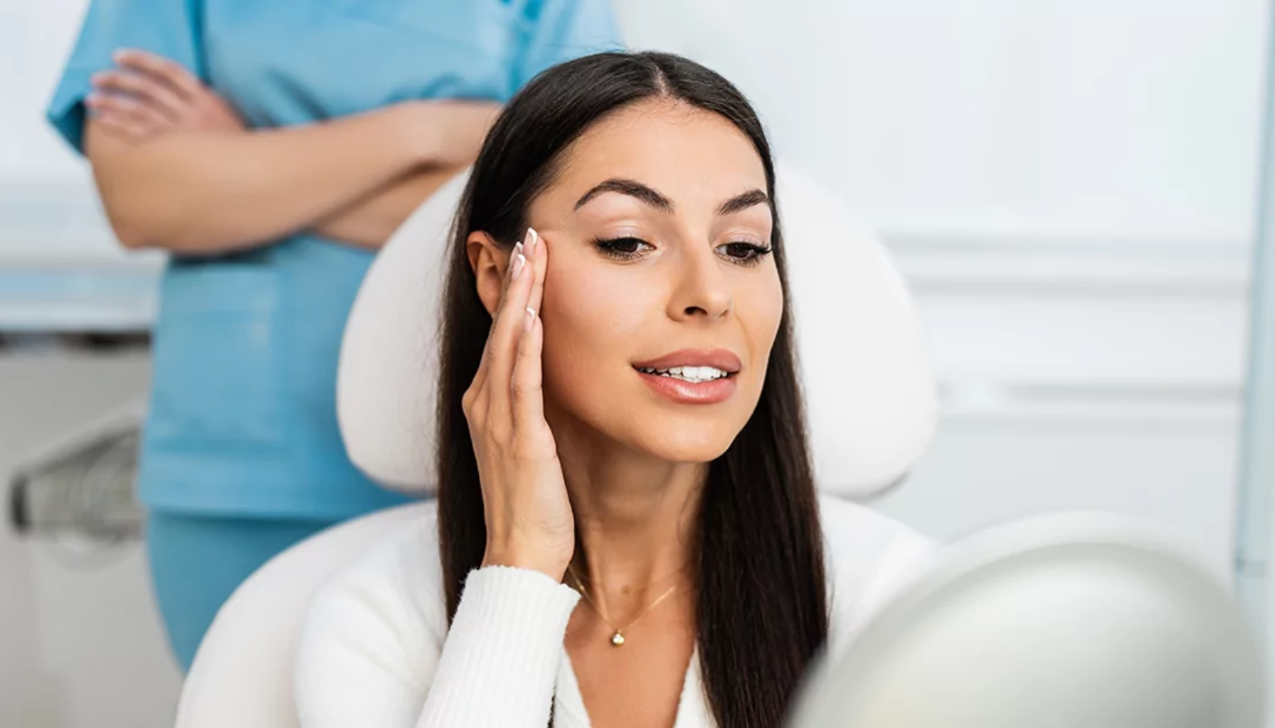 "Kvinne med langt mørkt hår ser på speil mens helsepersonell i blå uniform står bak med armene i kors." tannhelseforsikring per år forsikringen forsikring per dekker norsk dekkes tannhelseforsikringen tannlege behandling dekning behandlinger hos dine krav dekket tannhelse tannforsikring uforutsette mer får kroner gjelder norge pris gjennom ønsker tenner tar tannlegen under helt egenandel årlig forsikringssum dersom årlige allerede tannlegebesøk kjøp tilbyr forsikringer skade spørsmål måned rotfylling egen går bedøvelse