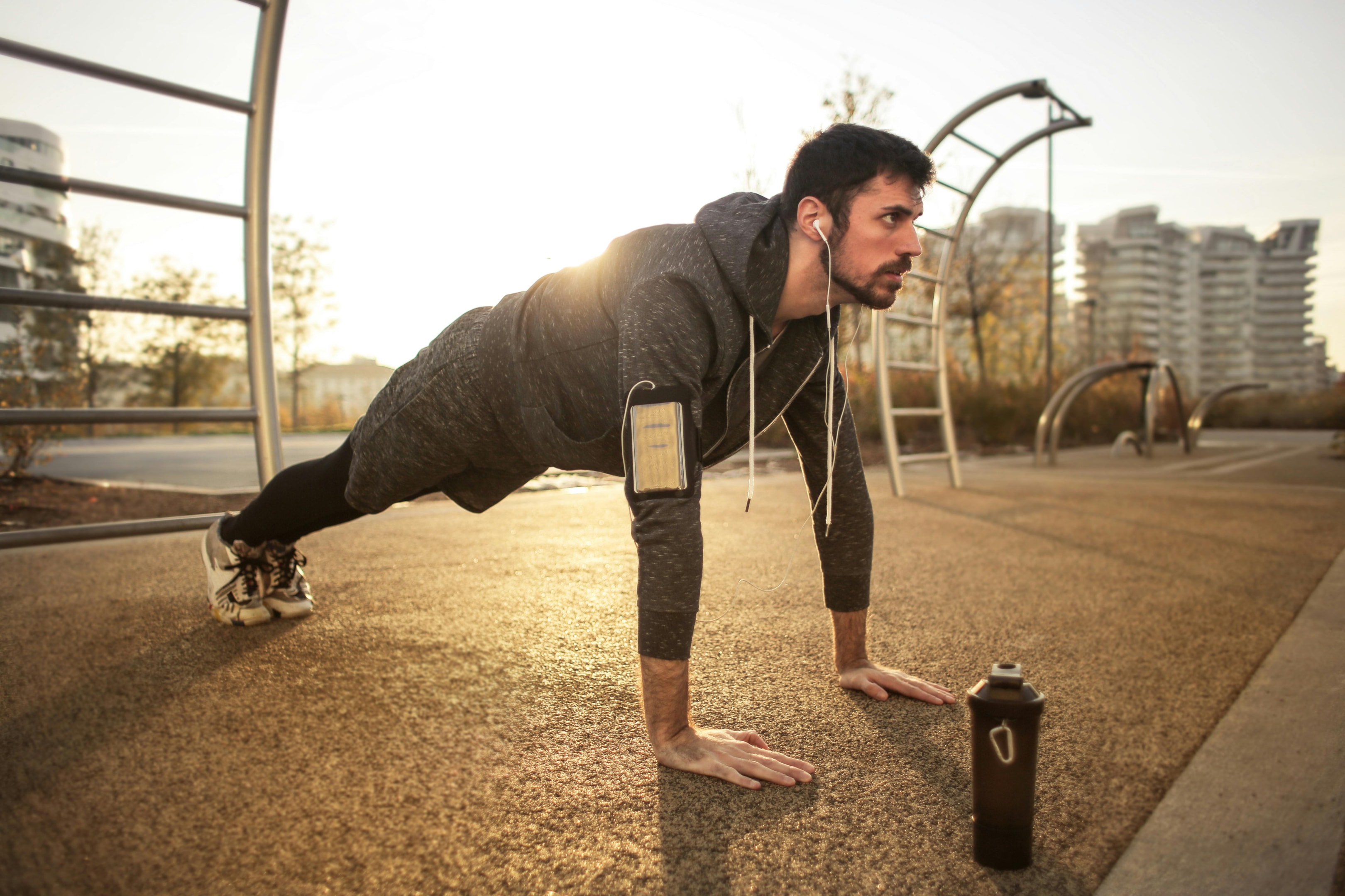 Mannen sporten regelmatig om hun conditie en gezondheid te verbeteren.