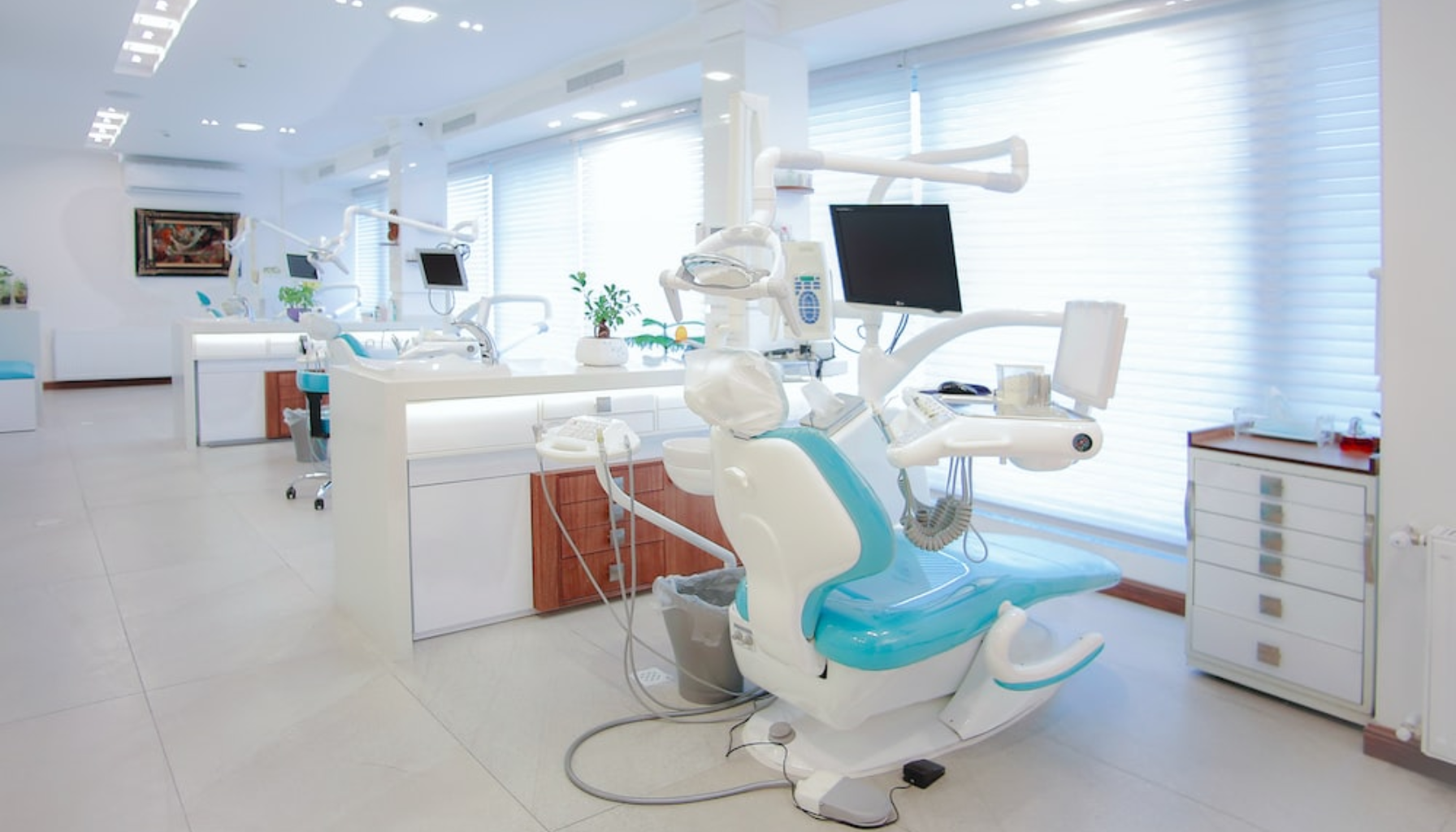 Tannlegesenter nær deg – Slik velger du riktig klinikk 11 Lyst og moderne tannlegekontor med avansert behandlingsstol, medisinsk utstyr og rene, godt organiserte omgivelser.