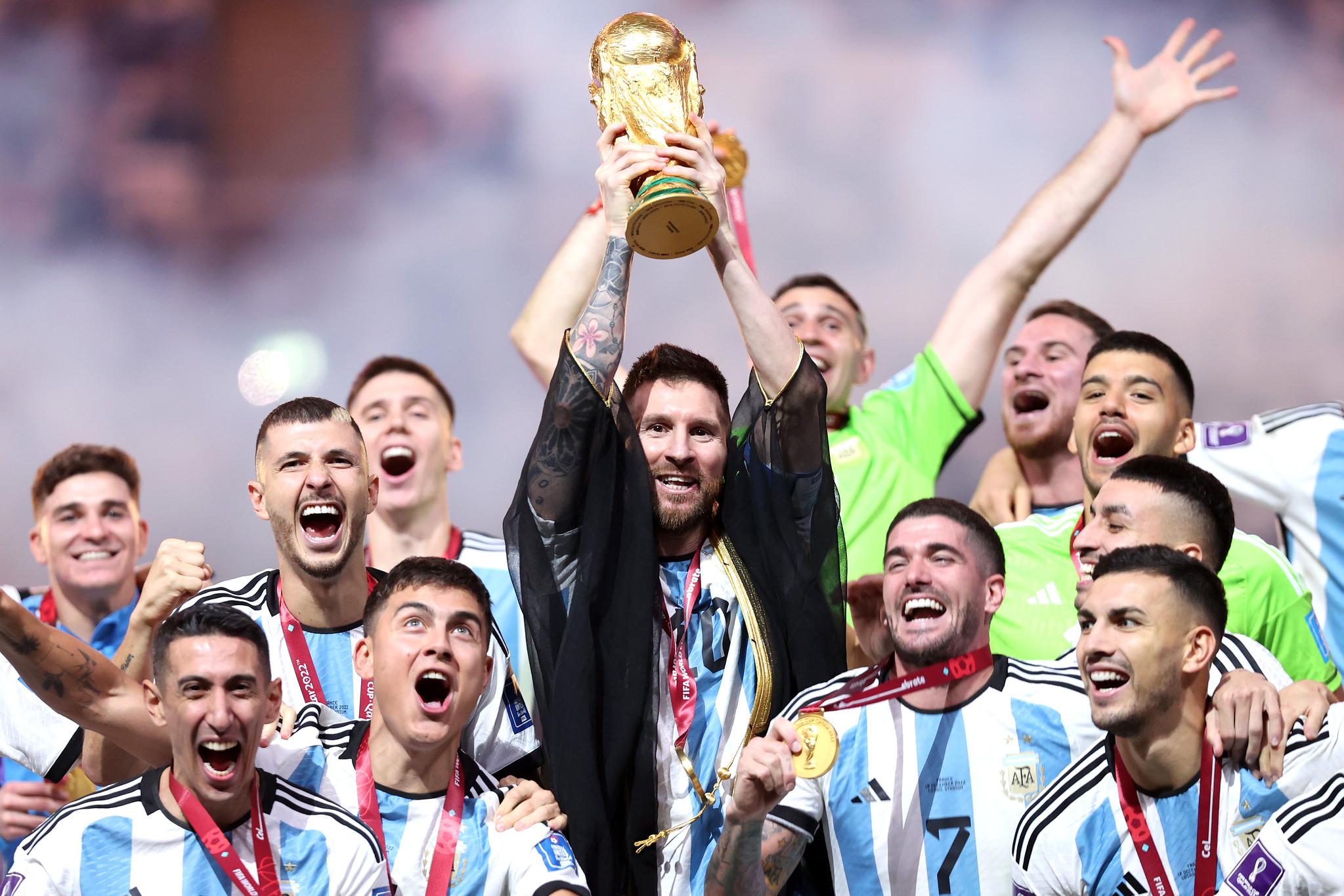 LUSAI CITY, QATAR - 18 DECEMBER: Lionel Messi från Argentina lyfter vinnarpokalen i FIFA World Cup Qatar 2022 under finalen i FIFA World Cup Qatar 2022 mellan Argentina och Frankrike på Lusail Stadium den 18 december 2022 i Lusail City, Qatar.