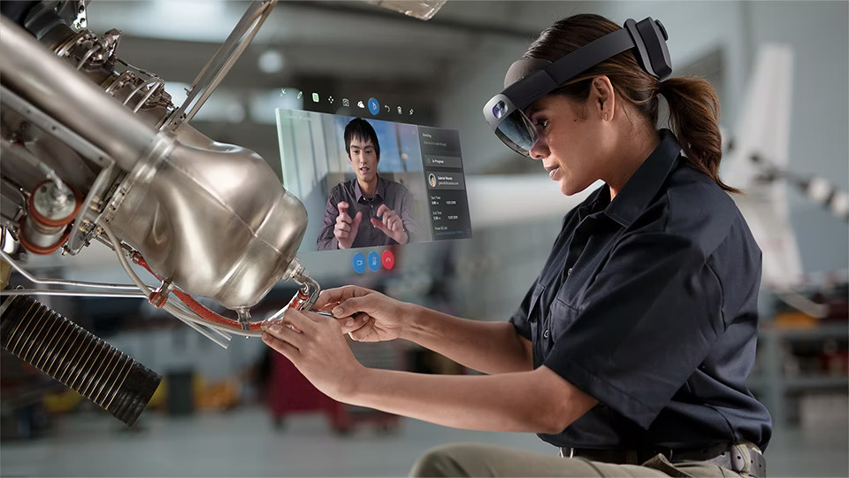 Microsoft Holo Lens to combine the virtual and real world together: Augmented Reality 