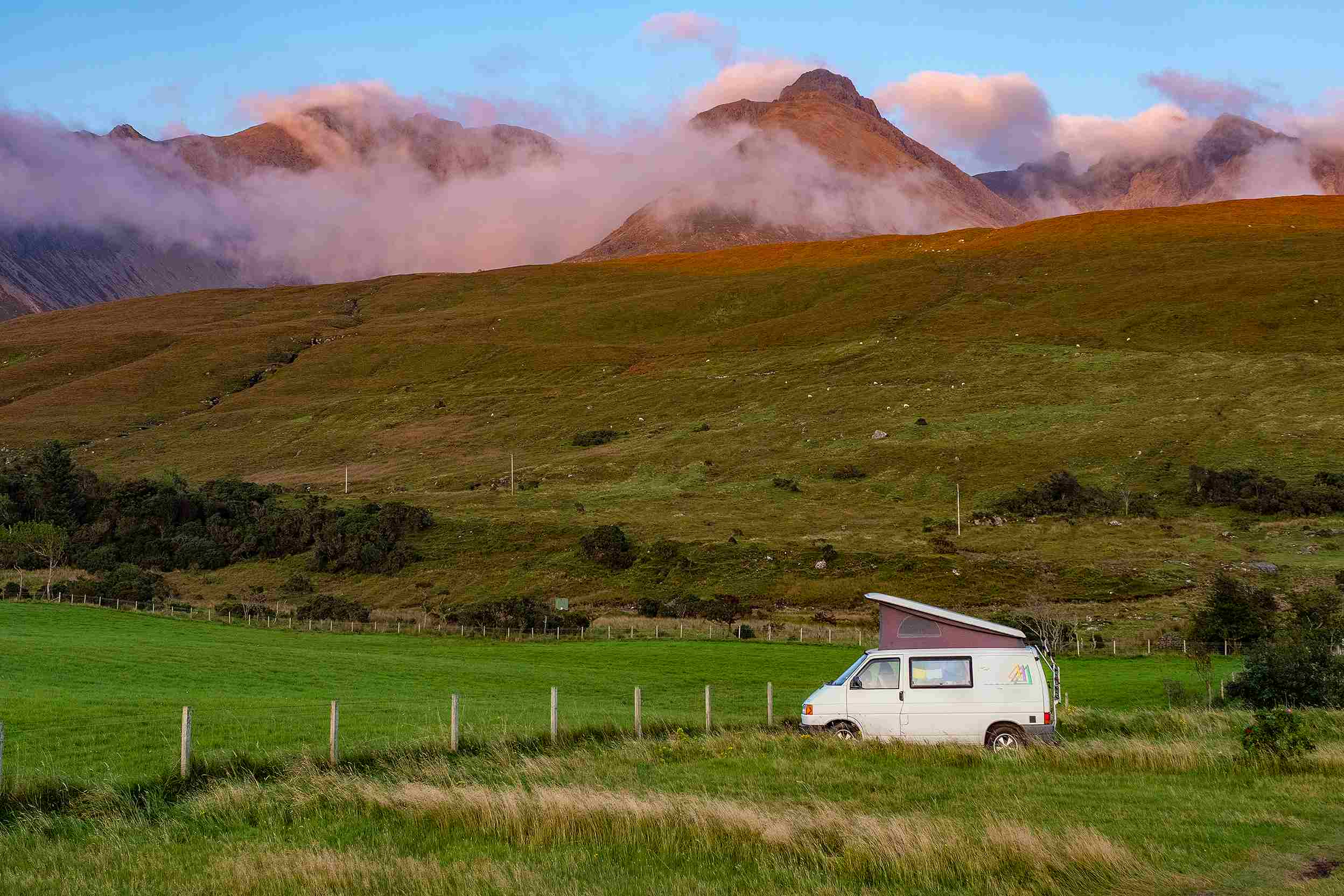 Wildcamping: Van mit Aufstelldach in Schottland 