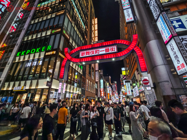 Imagem das ruas do bairro de Shinjuku durante à noite. Este é um dos melhores lugares onde ficar em Tóquio.
