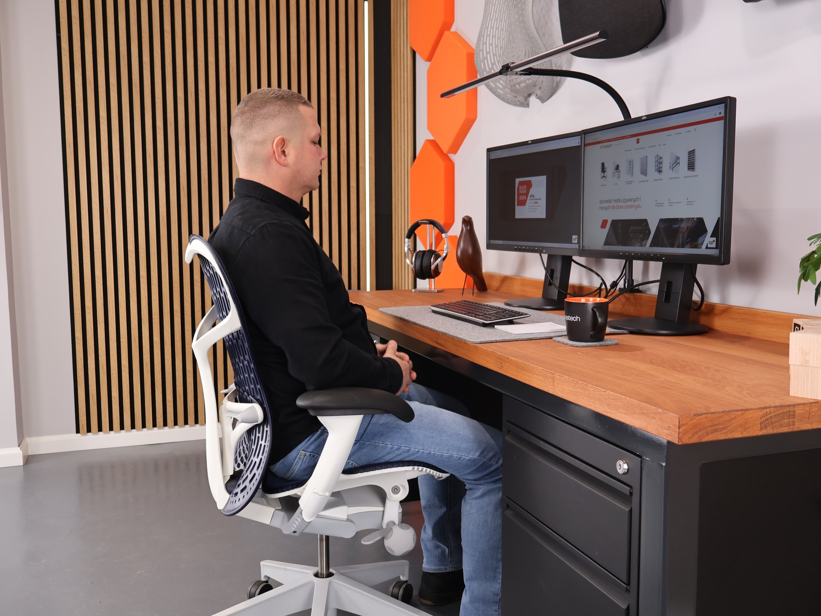 Jak dobrać wysokość biurka do wzrostu? Praktyczny poradnik ergonomii i komfortu pracy 1 Prawidłowa pozycja siedzenia w fotelu biurowym z przepisów BHP. Źródło: Brastech