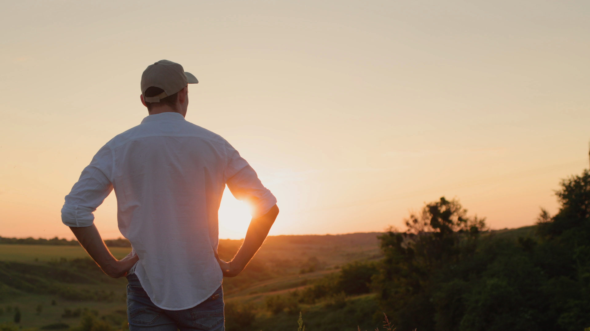 A person looking at a horizon, demonstrating embracing new experiences