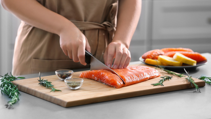 Fettreicher Lachs sollte auf dem Speiseplan für eine ketogenen Ernährung nicht fehlen