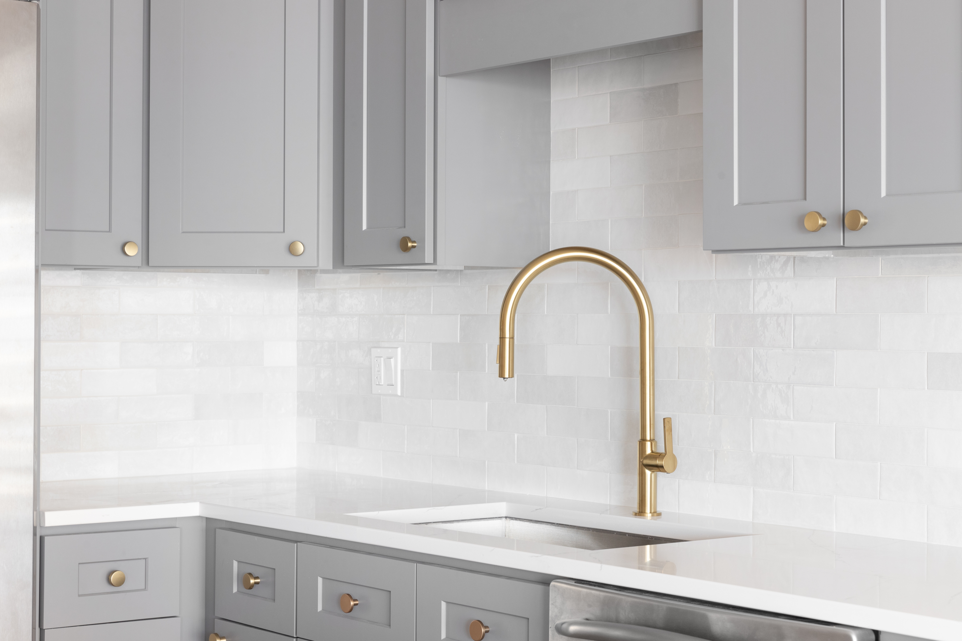 Accent colours for grey kitchens