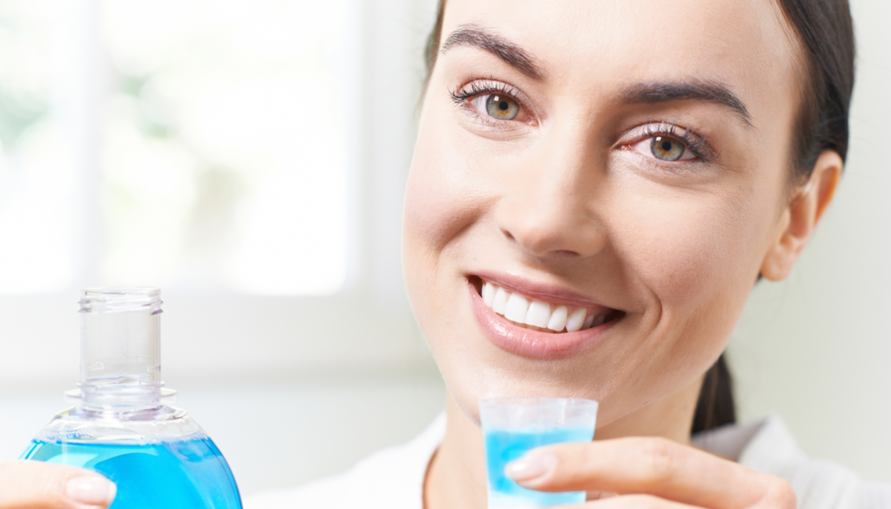 Smilende kvinne holder munnskyll og målebeger, klar for daglig munnhygiene i lyst baderom. corsodyl betennelse visdomstann god munnhygiene corsodyl visdomstann visdomstenner tannlegen smerter visdomstennene betennelse dersom bruk munnen tannen tannkjøttet tannlege første visdomstannen gjøre brukes tennene rundt vondt kommer gjør andre får helt bør hevelse kontakt trekke tar under området tid ofte god bruke smertestillende fjernes infeksjon smerte hos går kjeven mye fått ganger smertene tenner plass komme tilfeller mer fjerne veldig tannkjøtt pakningsvedlegget sammen vanligvis vanlig bedre bakterier unngå nede mat virker dagen irritasjon lang gang munnhulen time alltid vet siste husk viktig midlertidig skylle rent