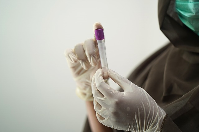 how to become a phlebotomist