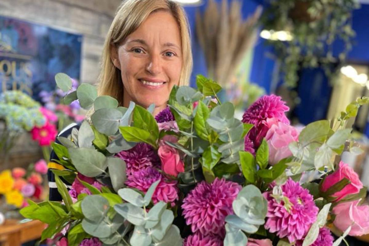 Internet florist, Fabulous Flowers delivering gifts, hampers and flower arrangements same day in Cape Town, South Africa