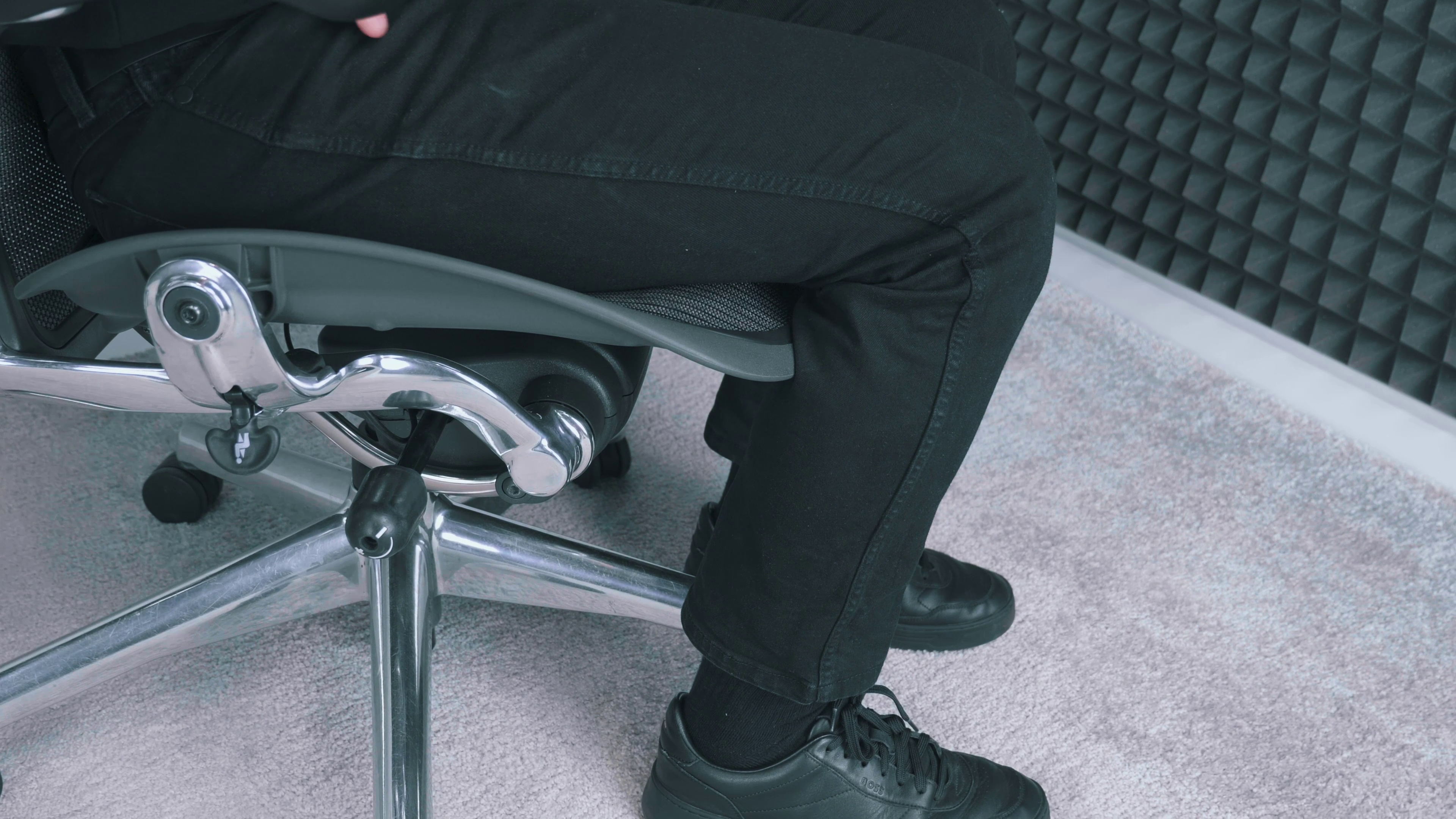 Herman Miller Aeron – porównanie rozmiarów A, B i C. Jak dobrać idealny rozmiar? 3 Złe dopasowanie Aerona do użytkownika. Źródło: Brastech
