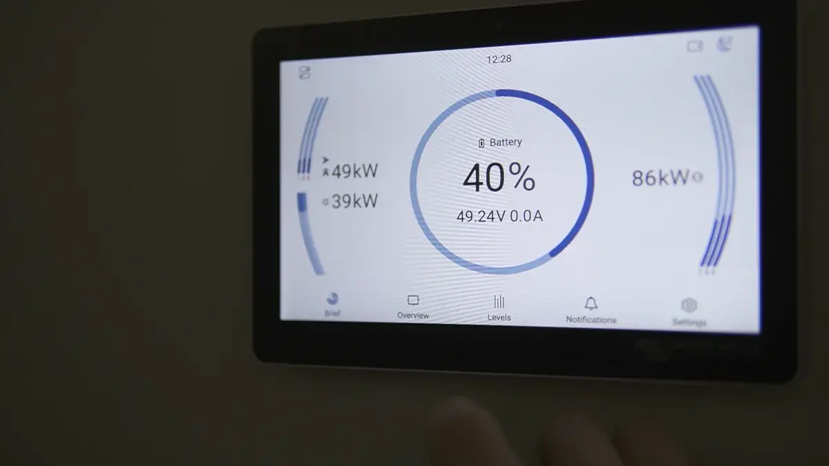 Na zdjęciu znajduje się licznik energii elektrycznej, który wskazuje dwukierunkowy przepływ prądu, co może sugerować, że energia jest zarówno pobierana, jak i oddawana do sieci, co jest typowe w przypadku instalacji fotowoltaicznych. Taki licznik jest kluczowy dla prosumentów, którzy korzystają z energii słonecznej i magazynują nadwyżki energii. Obciążenie, zwiększenie zapotrzebowania paneli, mocy prądu