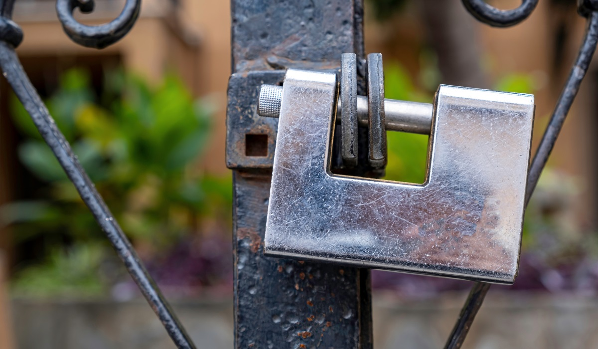 Heavy duty padlock on gate - for higher security application 