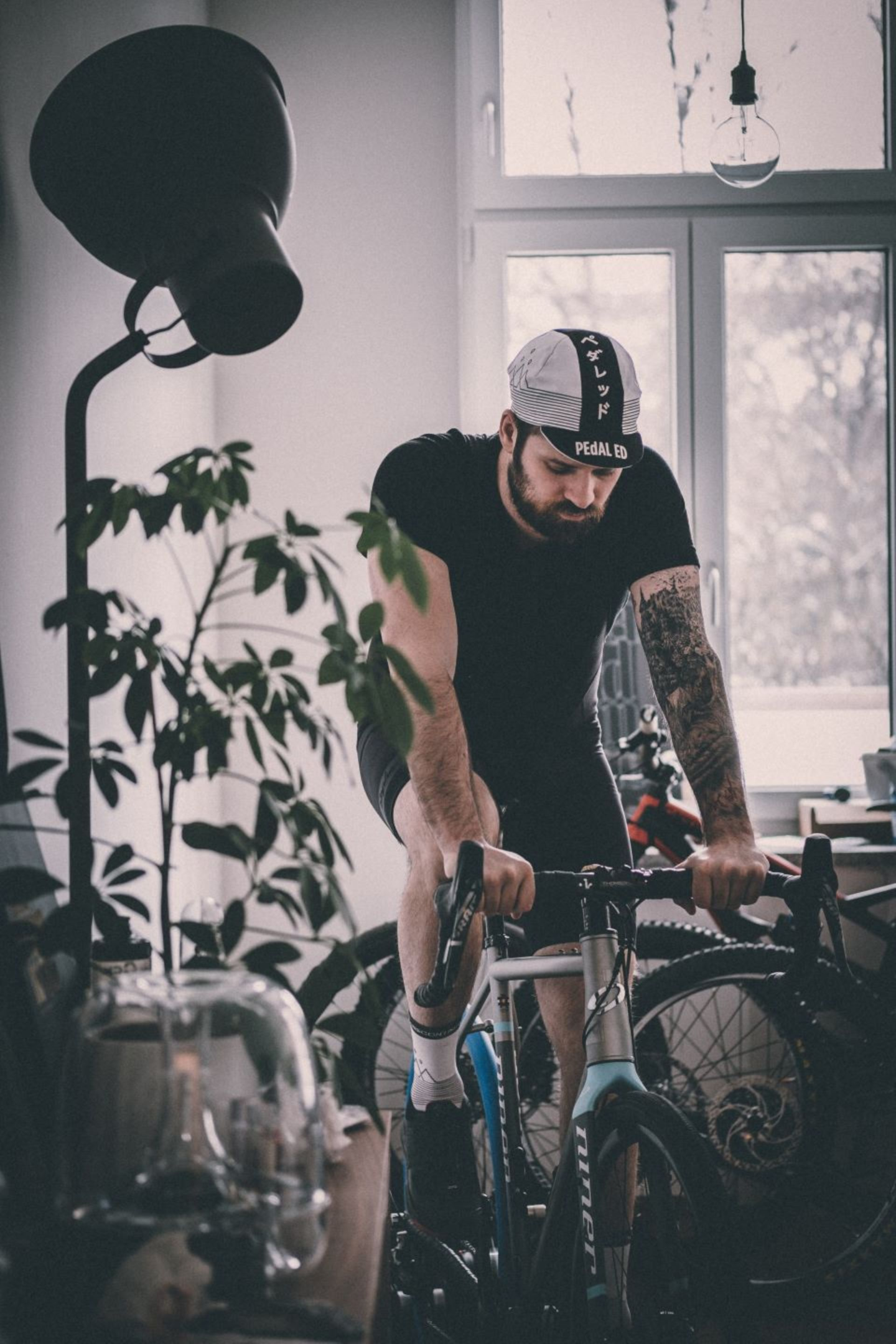Ciclista no treino em casa - Fonte: Unsplash - David Hellmann