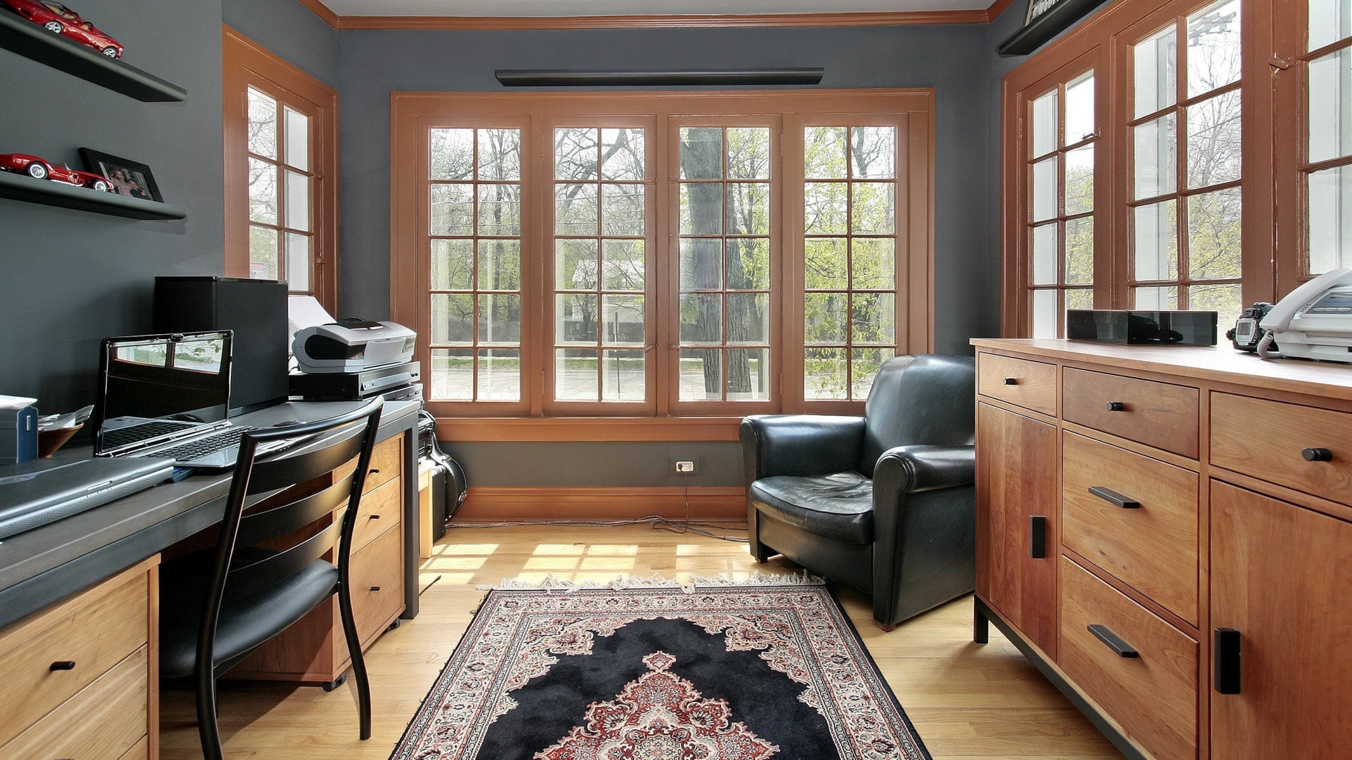 Biuro w pokoju dla gości