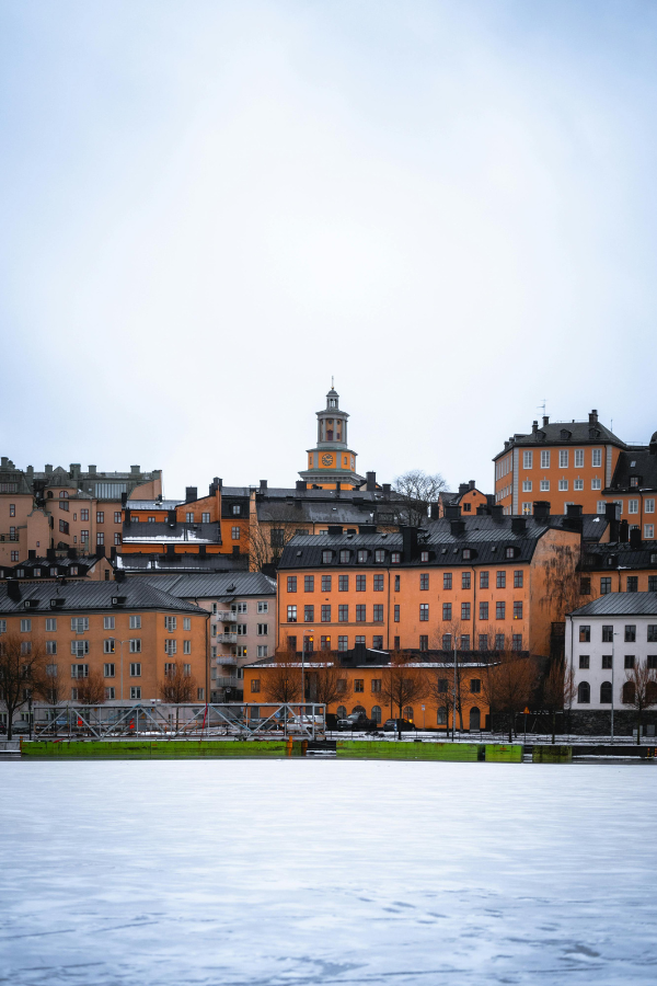 Quiet winter view of Stockholm’s historic riverside buildings, symbolizing the blend of tradition and future-oriented platform that characterizes Stockholm Design Week, where designers and the Swedish furniture industry explore long-term development and sustainability.