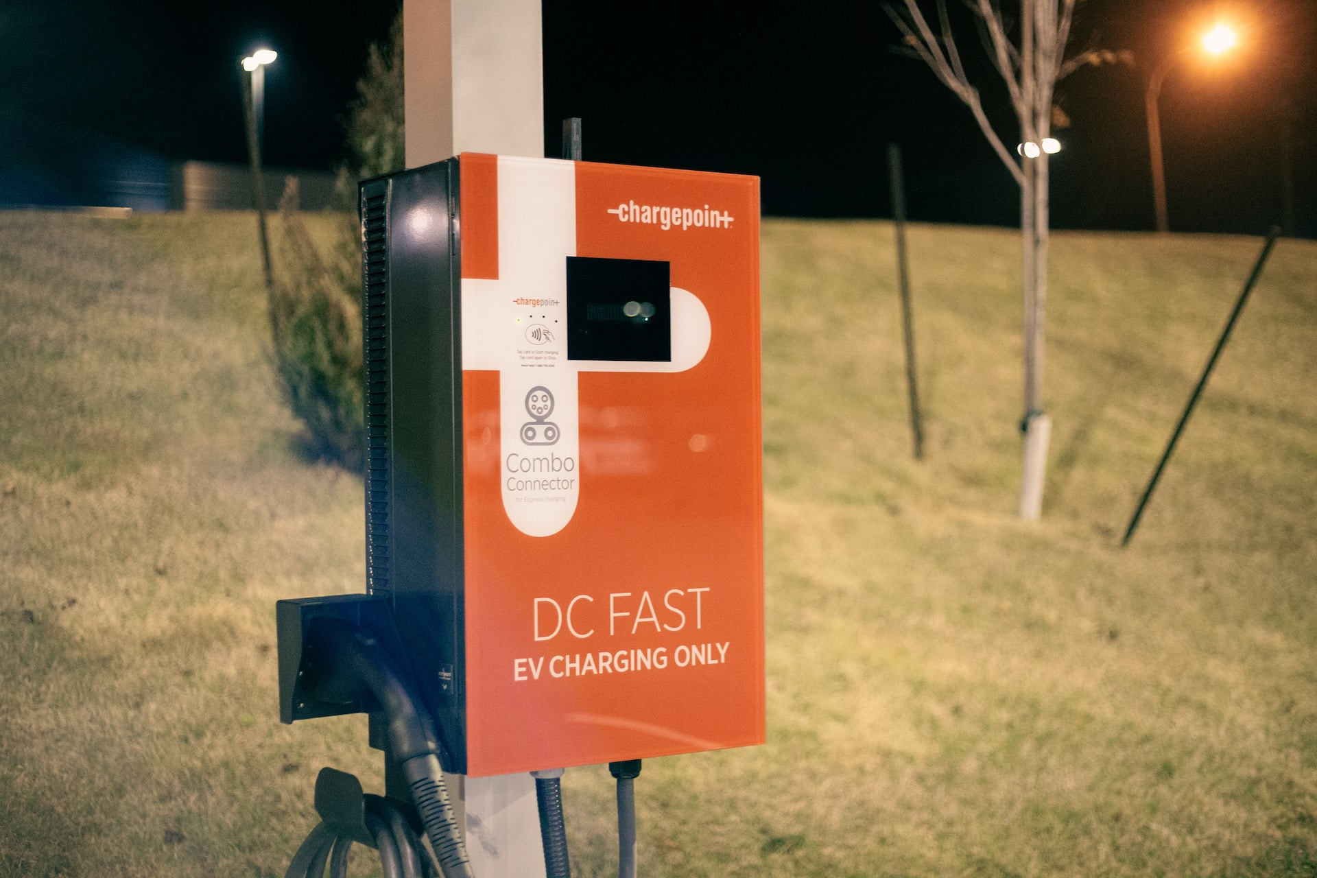 A visual representation of the different EV charging levels according to CHAdeMO and CCS DC fast charging standards.