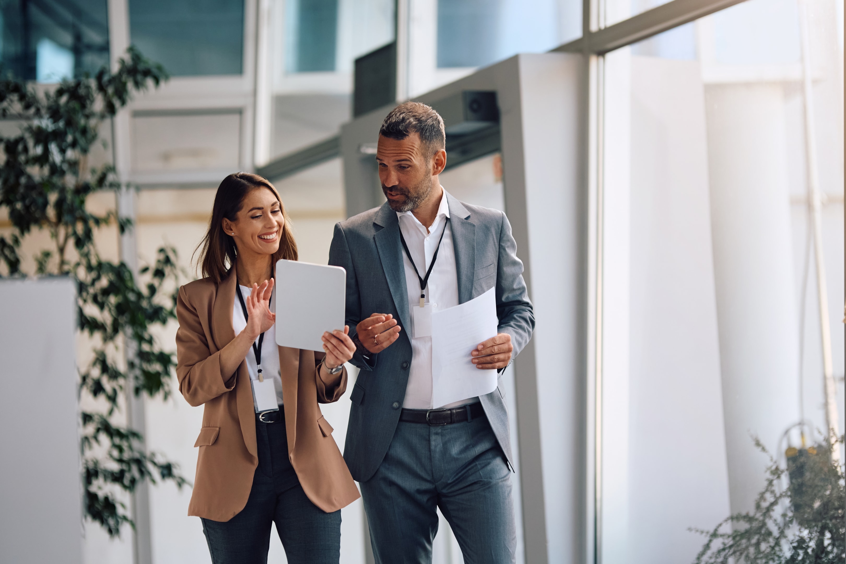 rozmowa pracowników o wzroście przychodów