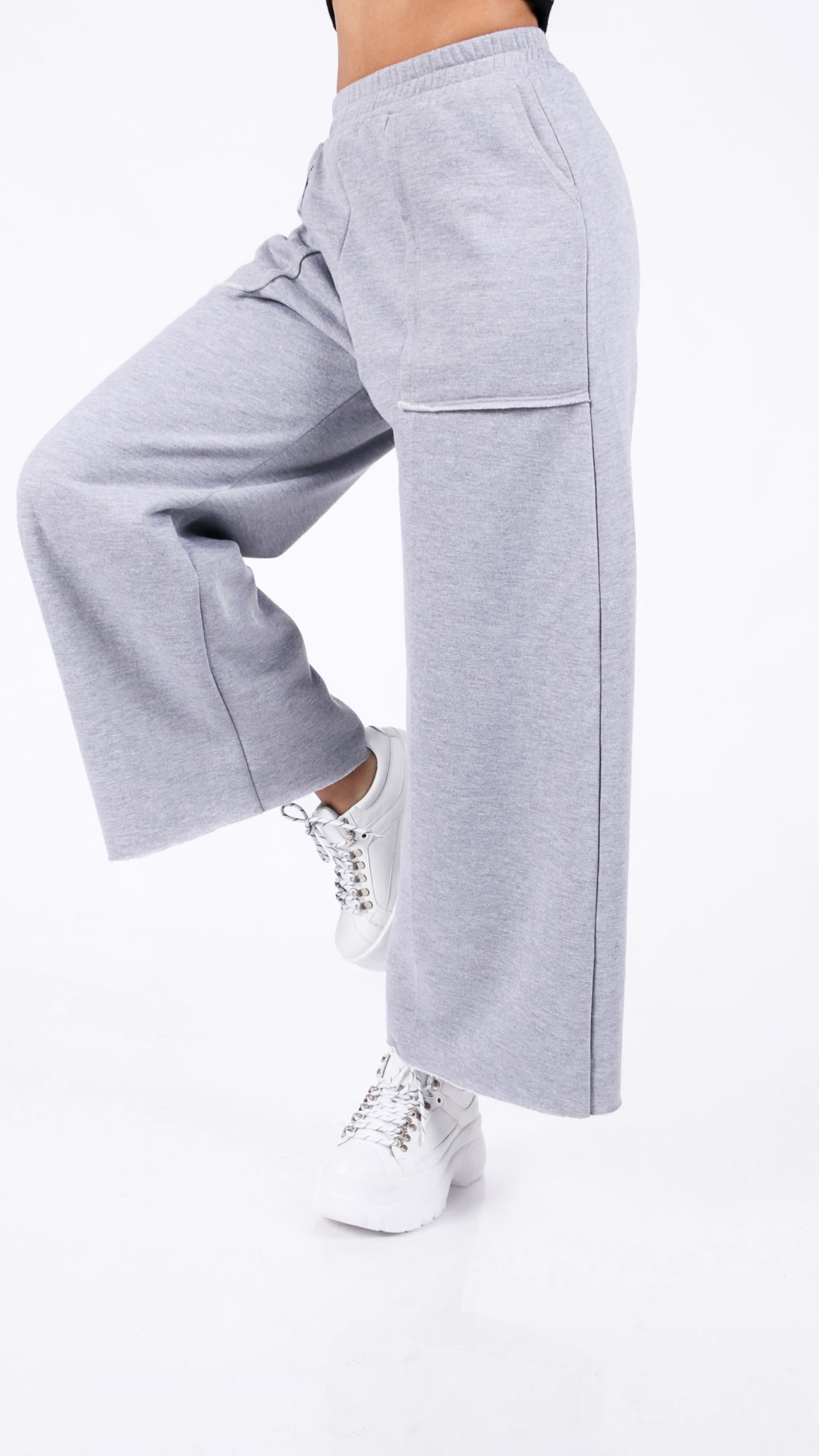 Różne są rodzaje spodni dresowych, w tym takie szerokie, jak na zdjęciu.