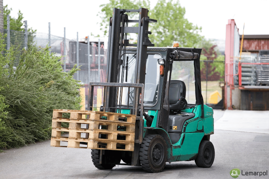 wózek widłowy na placu