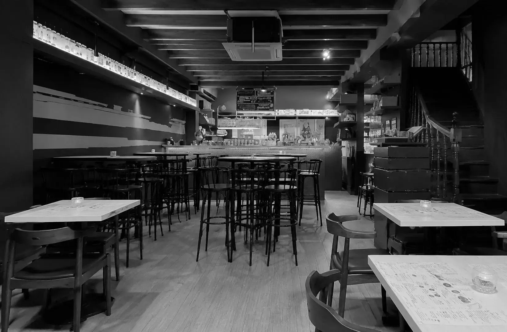 Cozy interior of Picanhas' featuring warm wooden accents, comfortable seating, and a relaxed dining atmosphere.