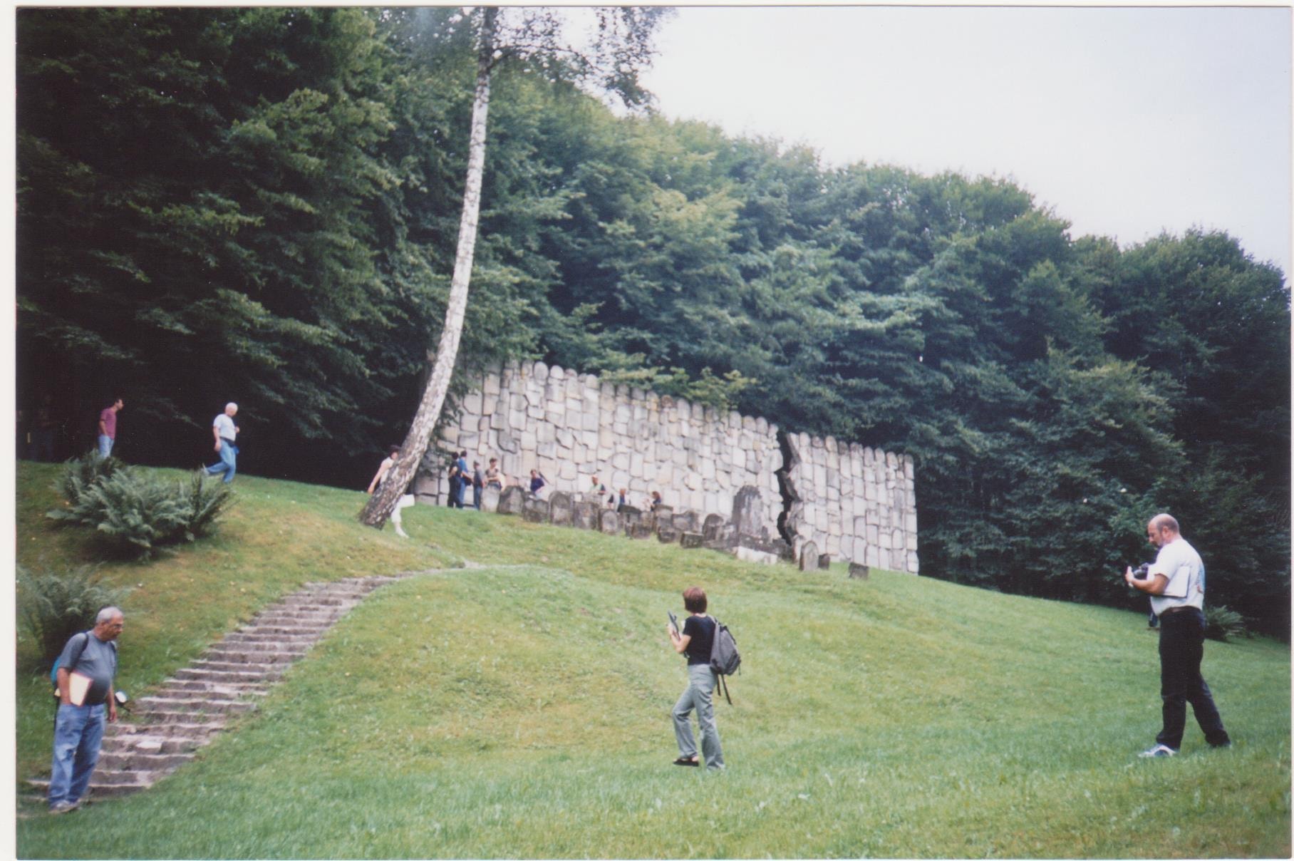 Cmentarz Żydowski w Kazimierzu Dolnym (źródło: https://commons.wikimedia.org/wiki/File:Kazimierz-dolny_jewish_statue_july_2002.jpeg)