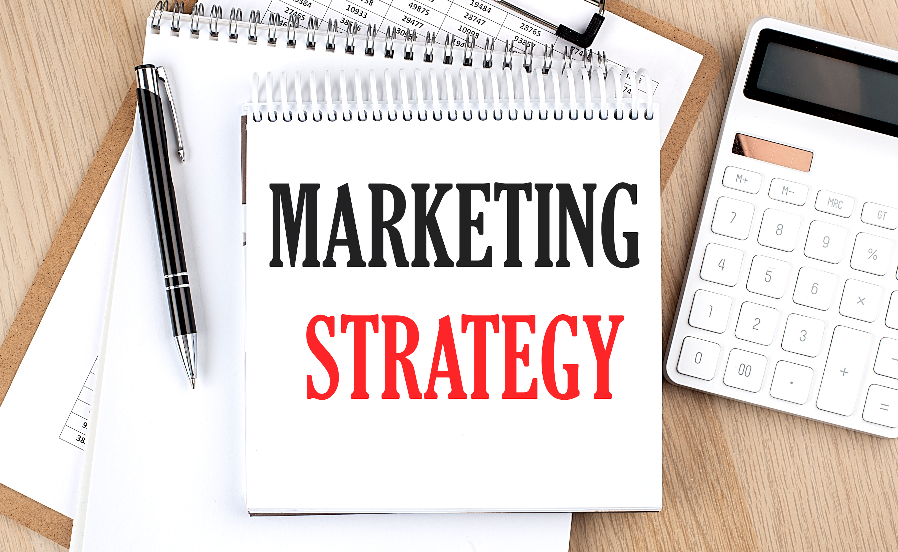 Notes z napisem strategia marketingowa