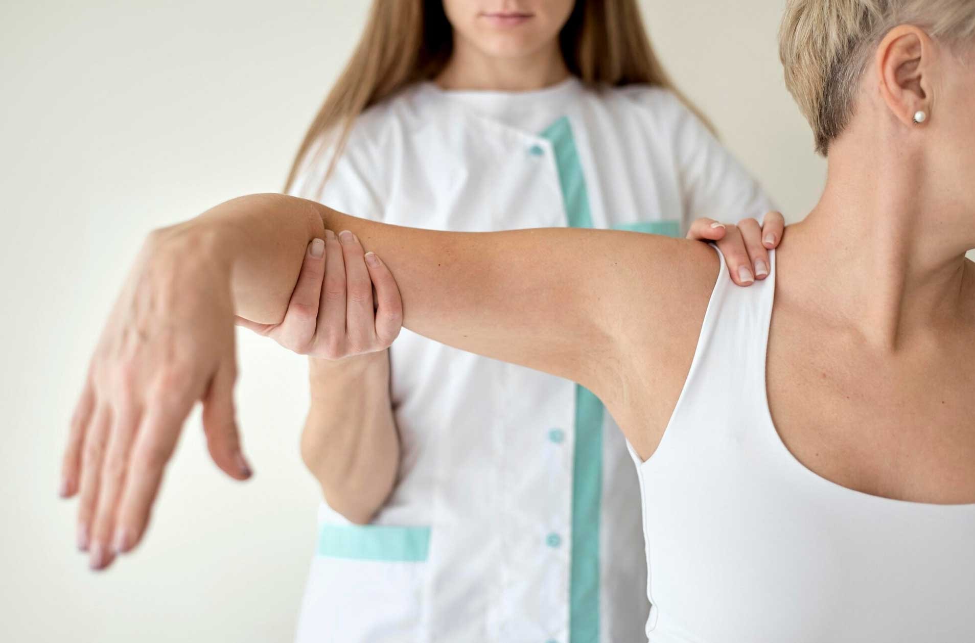 Ćwiczenia rehabilitacyjne na na ból barku przy podnoszeniu ręki