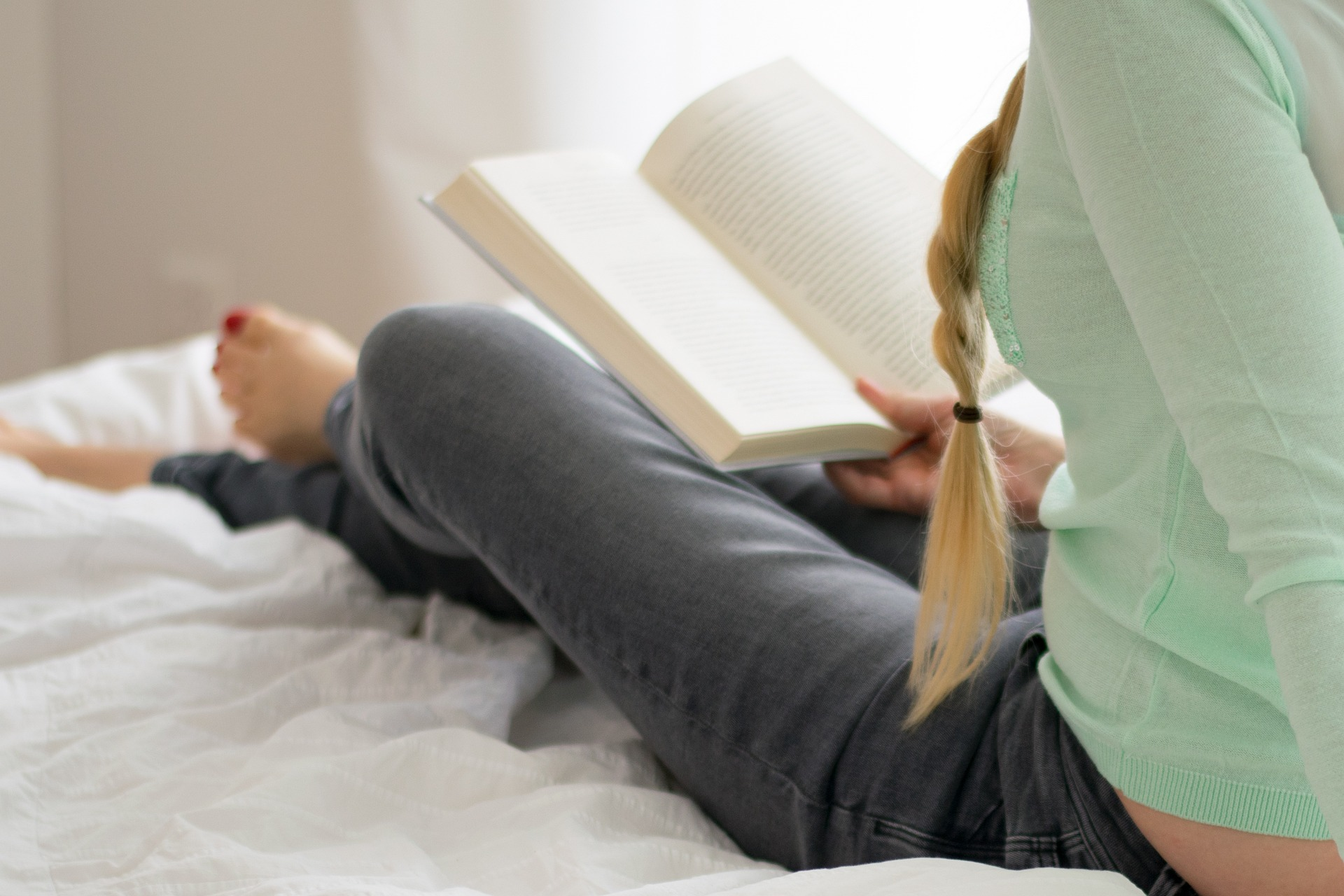 Ein häufiges Schlafritual: Lesen im Bett.