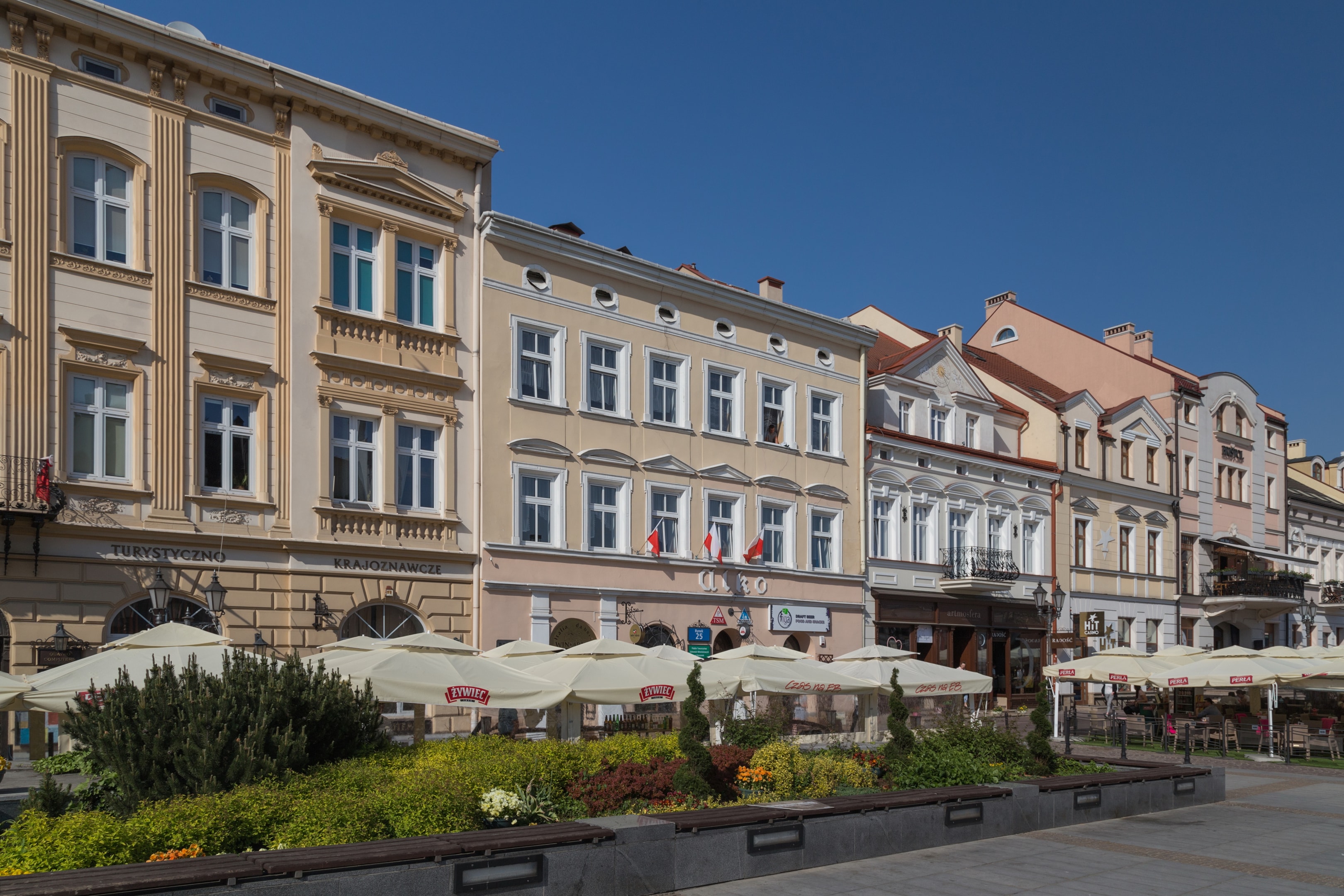 Rynek w Rzeszowie (źródło: https://commons.wikimedia.org/wiki/File:2018_Rzesz%C3%B3w,_ul._Matejki_2_i_Rynek_22-25,_Kamienice.jpg)