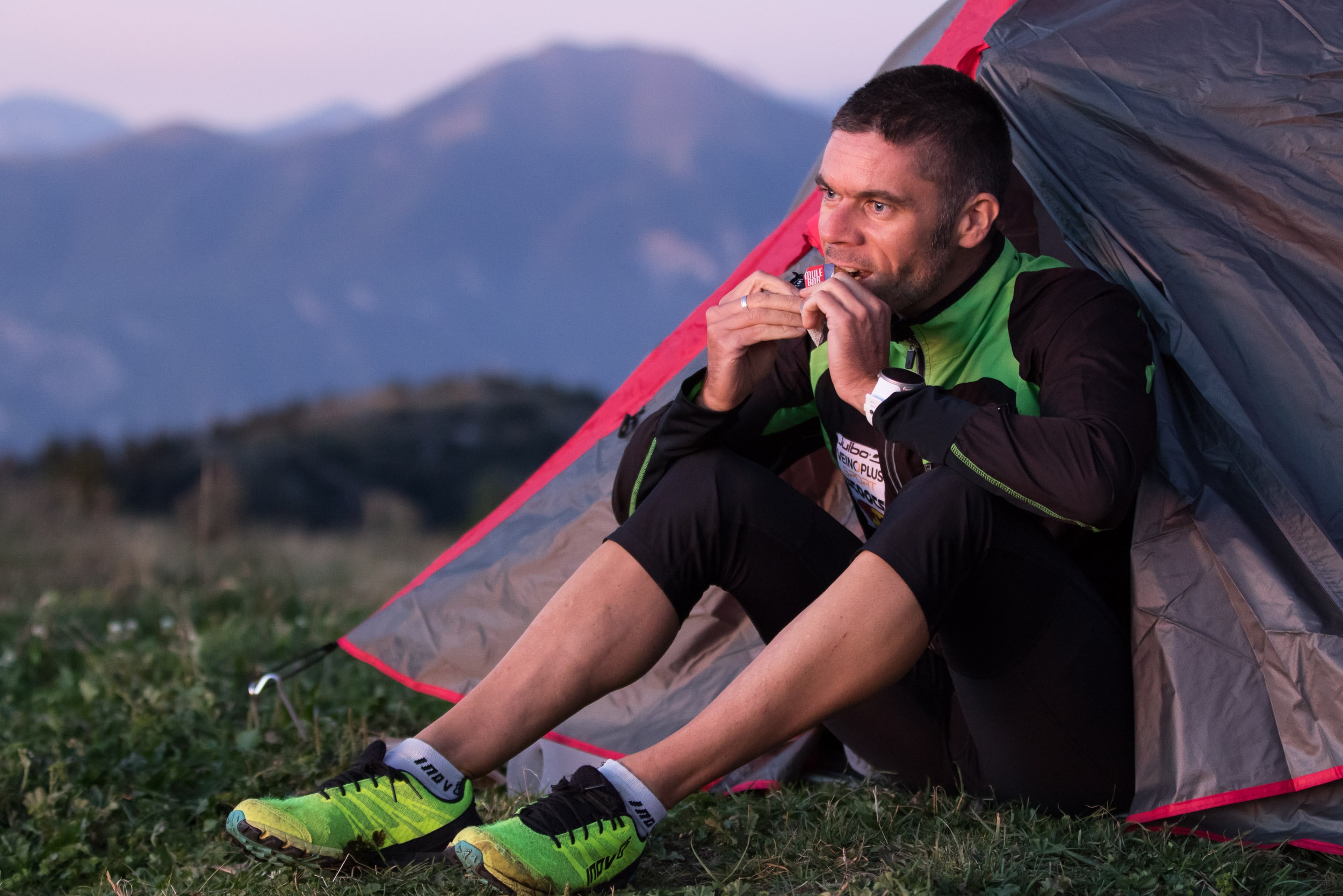 homme qui fait du bivouac