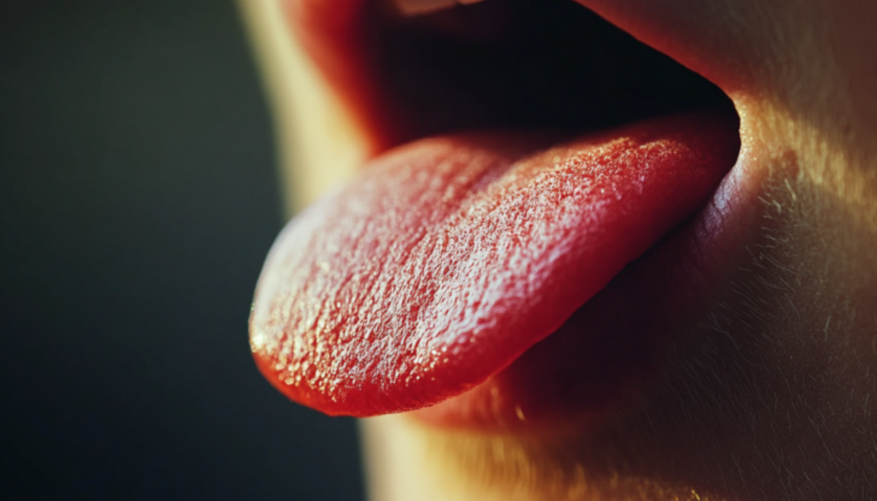 Glossitt – Når tungen blir betent og smertefull 21 Nærbilde av utstrakt rød tunge fra åpen munn med tydelig struktur og fuktig overflate.