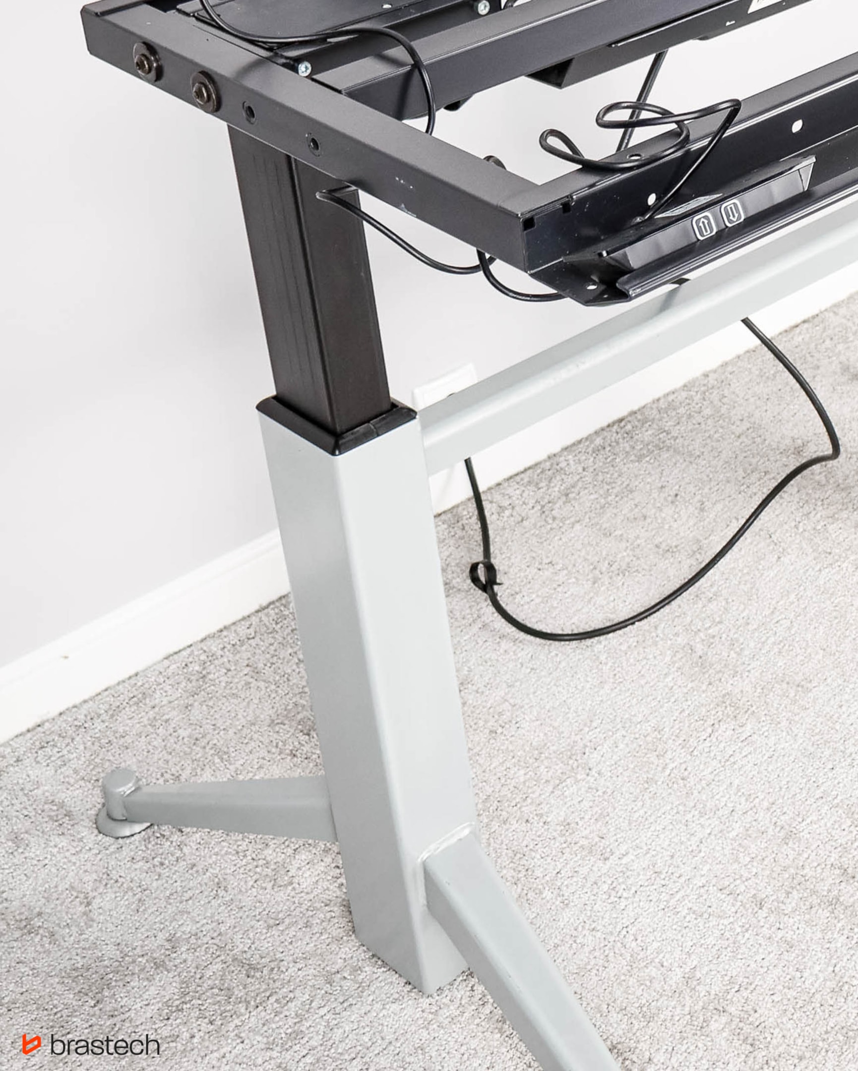 Recenzja biurka Aspa z mechanizmem Linak – biurko elektryczne, które spełni Twoje oczekiwania. 2 Konstrukcja stopy biurka Aspa. Źródło: Brastech