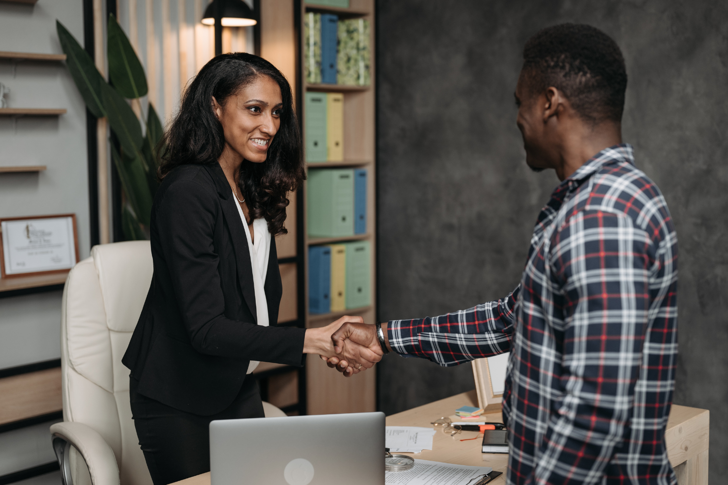 A client and a broker shaking hands.