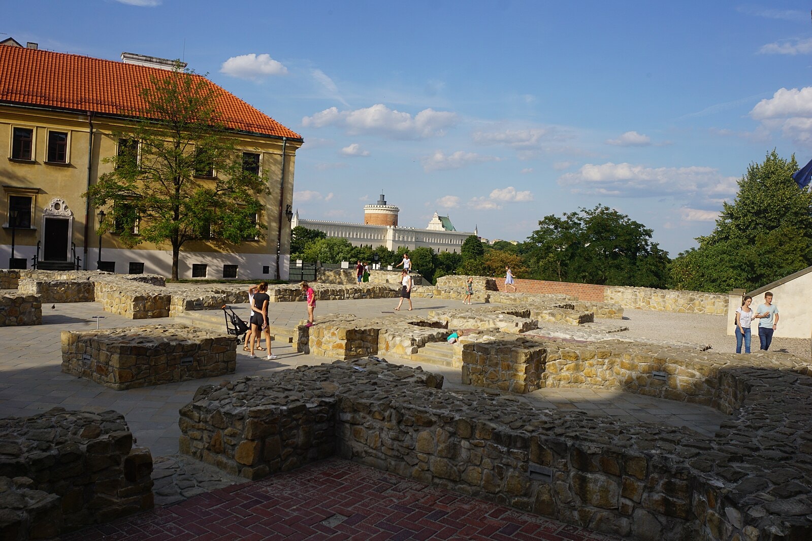 Plac po Farze, który warto zobaczyć, spacerując po uliczkach Starego Miasta. Źródło: https://commons.wikimedia.org/wiki/File:Plac_Po_Farze,_Old_Town,_Lublin_%2850311867512%29.jpg