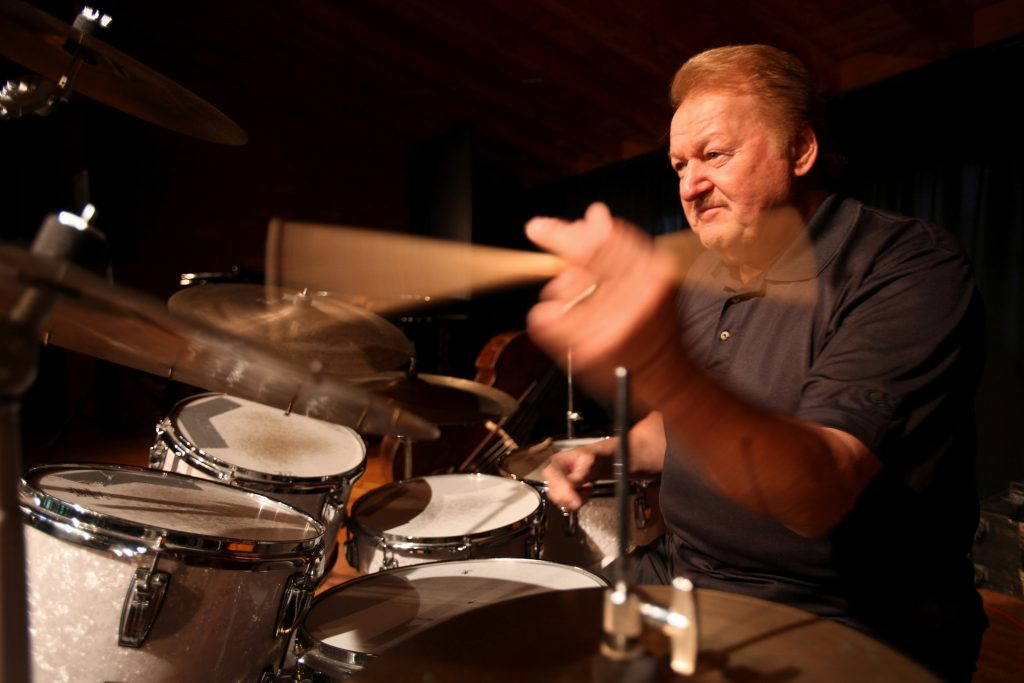 27e97204 a0e4 425a 8a33 cb431fd683e8 | Zero to Drum Charly Antolini Mientras Toca La Batería