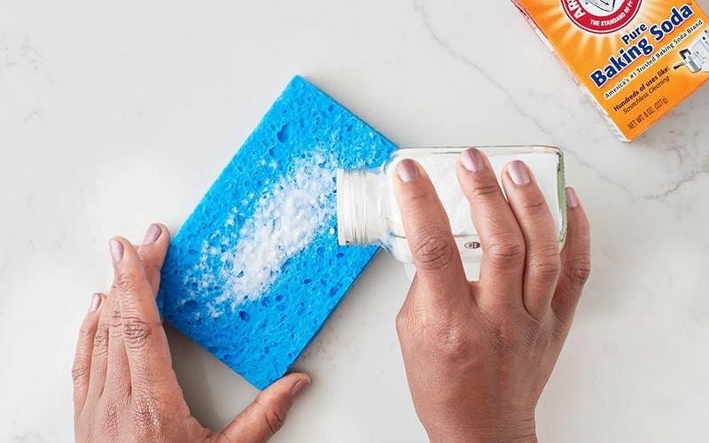Baking soda on blue sponge