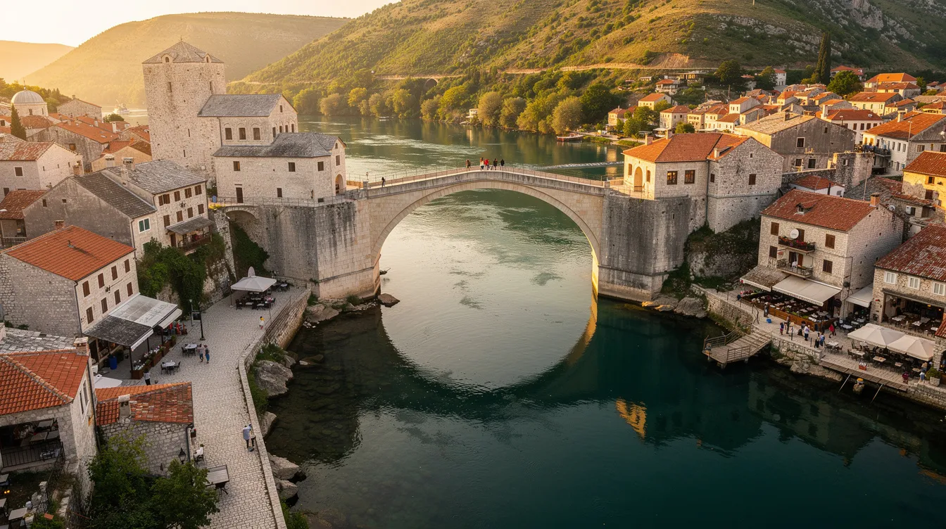 A imagem retrata a famosa ponte Stari Most, localizada na cidade de Mostar, na Bósnia e Herzegovina. A ponte, de arquitetura histórica, conecta as duas margens do rio Neretva e é um símbolo da cidade, representando a rica história e a diversidade cultural da região dos Bálcãs.