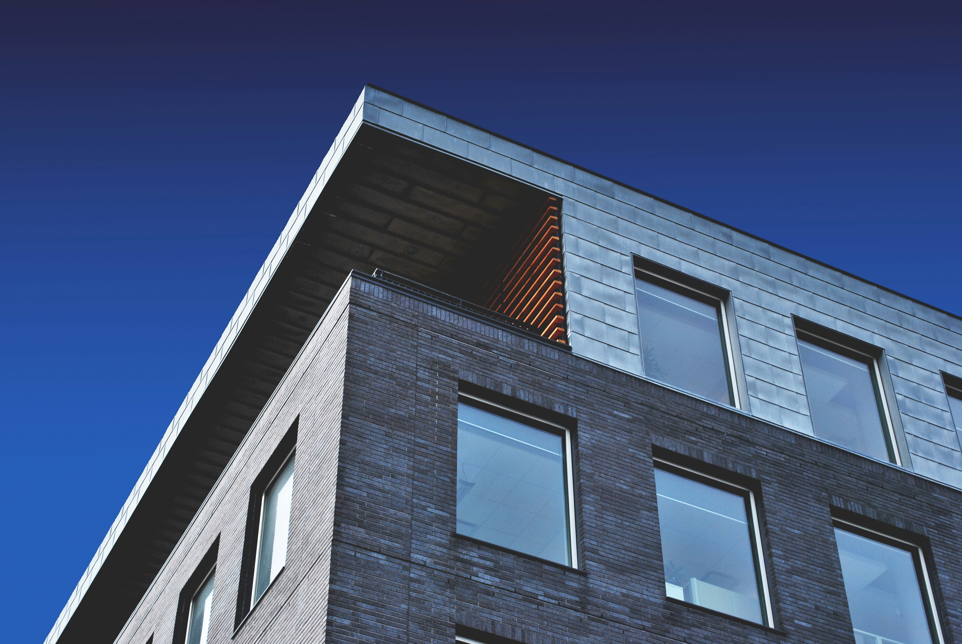 Finding Commercial Real Estate: The Ultimate  Guide to Closing Smart Deals