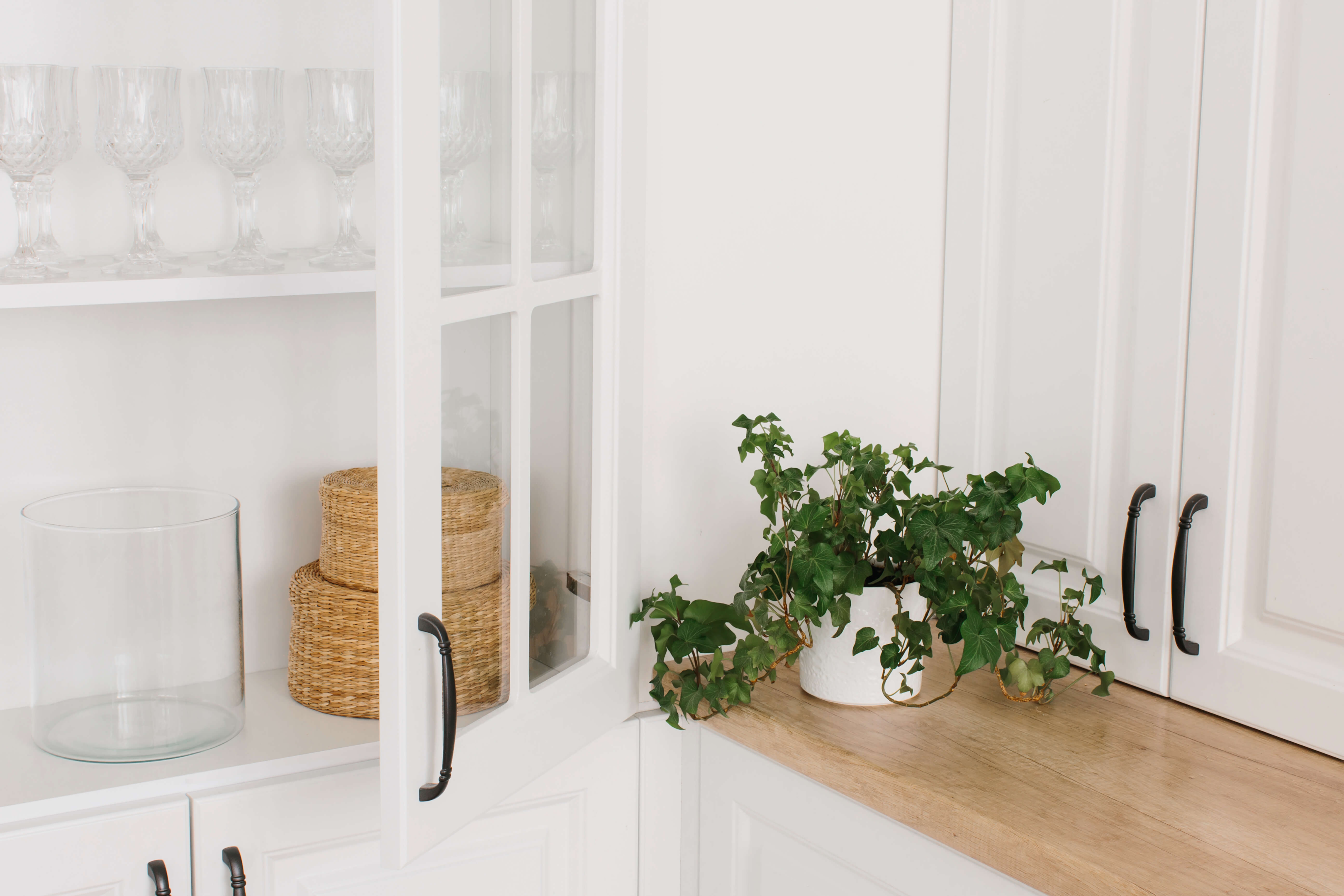 Keeping the cupboards neat with organized dishes and a basket makes it feel tidy and fresh. 