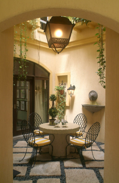 The refreshing inner courtyard in Ghiberti is the perfect spot for outdoor mural art