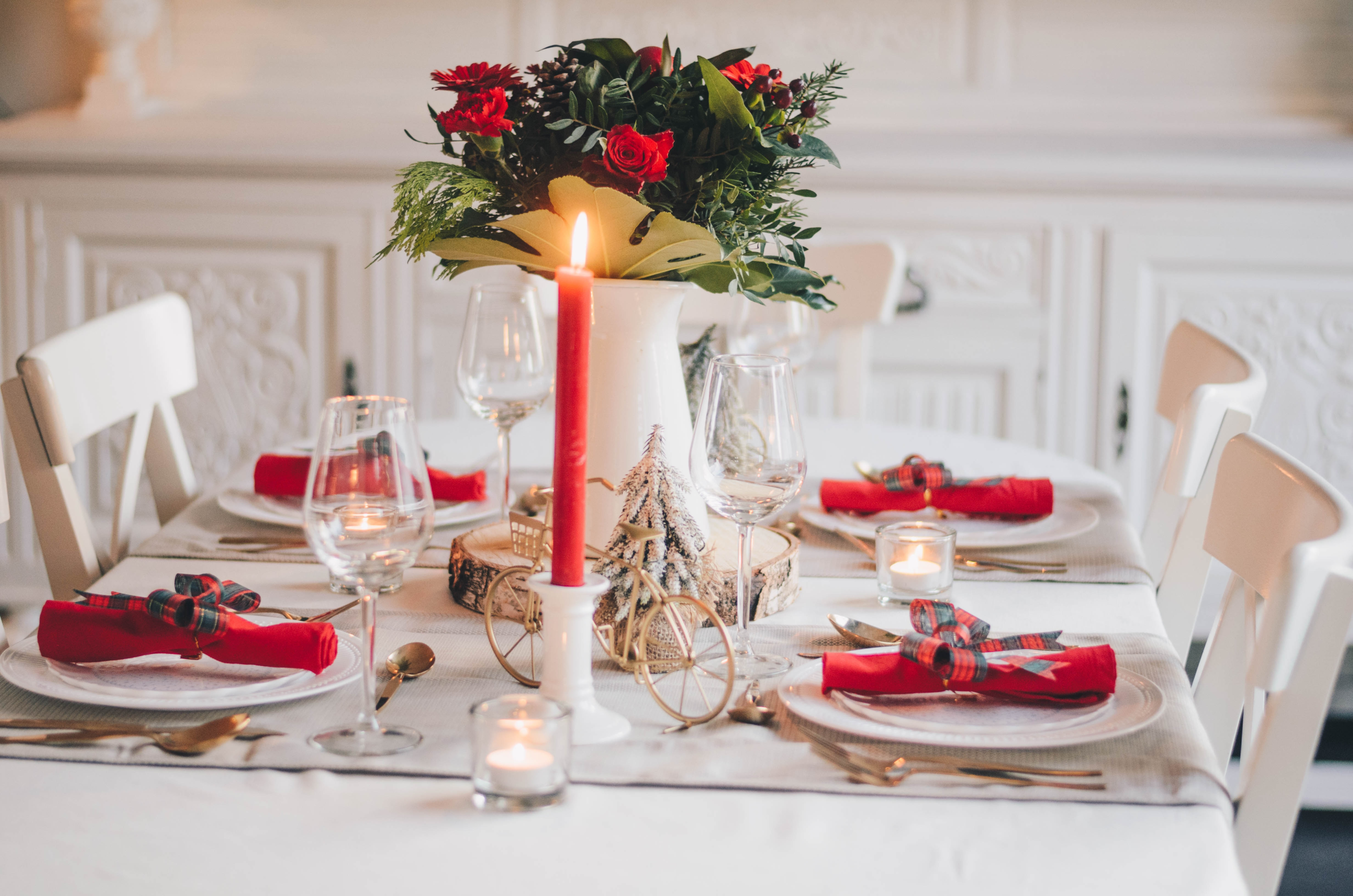 your dining table should be top priority when it comes to brainstorming your Christmas decor ideas 